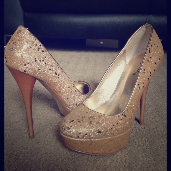 🚫SOLD🚫Champagne Pumps