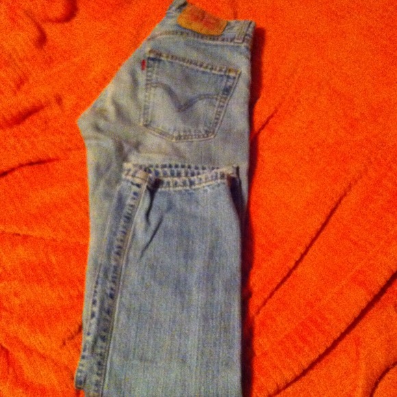 Light wash levi jeans