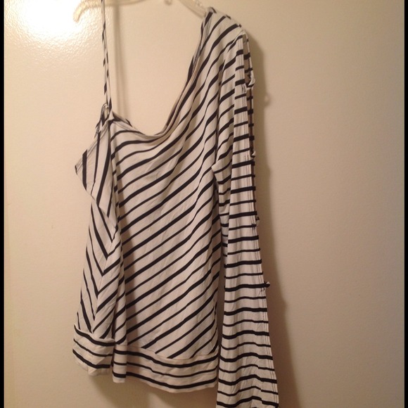 Cute one shoulder top w peekaboo sleeve