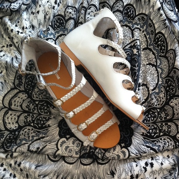 Cooperative Shoes - White leather gladiator sandals & Fox sweatshirt