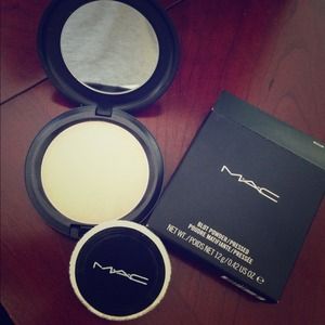 MAC COSMETICS BLOT POWDER MEDIUM DARK