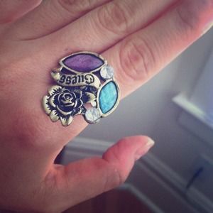 ✂️SALE✂️Rustic flower Guess ring!