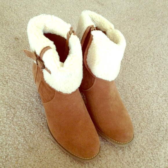 NWOT Brown suede boots