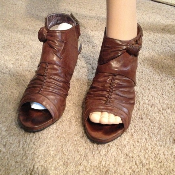 Sexy brown heels with bow