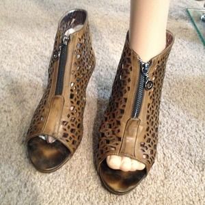 Brown heels with pattern