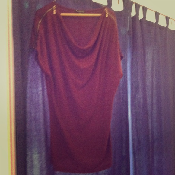 Short sleeve maroon fitted sweater with zippers!!!