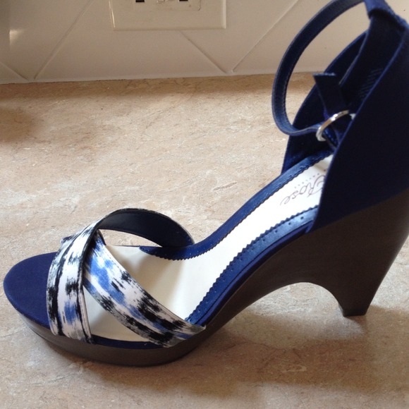 Cute blue colored sandals Sz 10