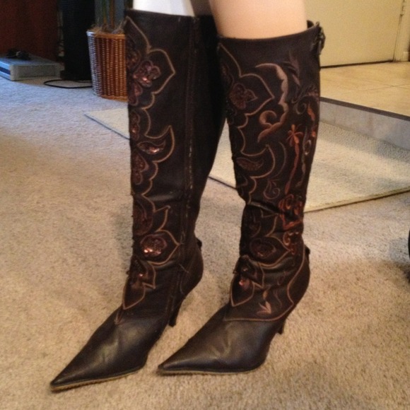 Brown pointy high boots with design