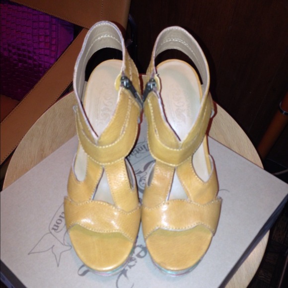 Brand New Nine West Yellow Wedge