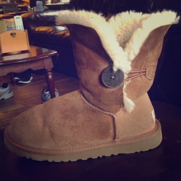 Chestnut bailey button Uggs size 5 in women's