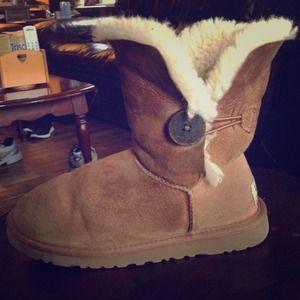 Chestnut bailey button Uggs size 5 in women's