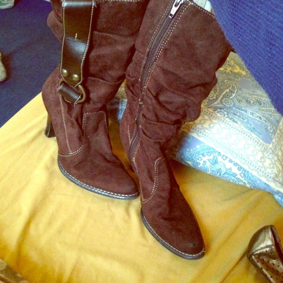 Cowboy buckle boots in brown!