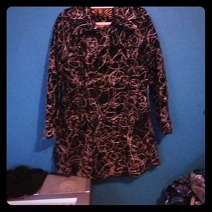 Embroidered flirty trench from Desigual.