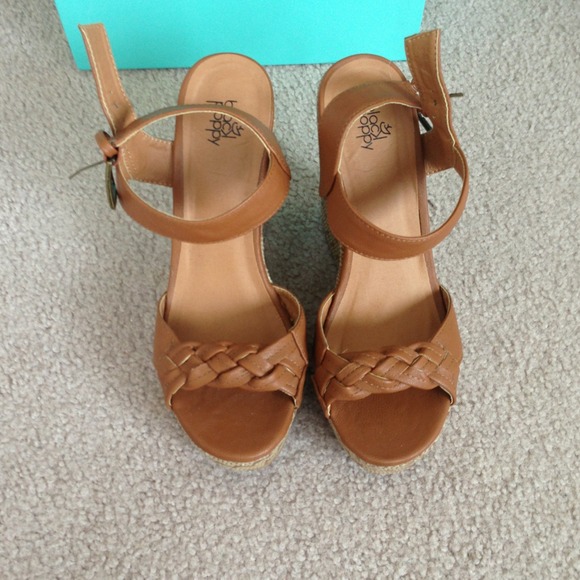 Black poppy wedges from pacsun