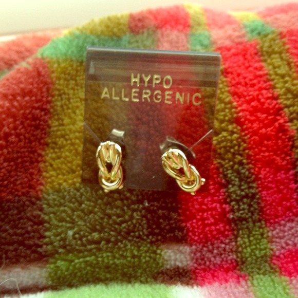 ✅gold tone knot stud earring