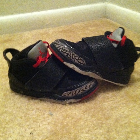 AUTHENTIC  Boys Jordans
