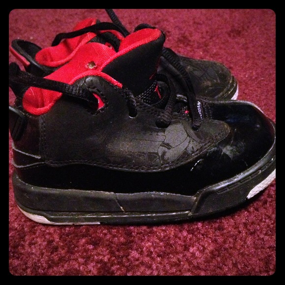 💰💰SOLD💰💰6c toddler black/red Jordan dub zeros