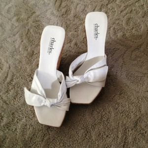 Charles David white wedge with bow detail