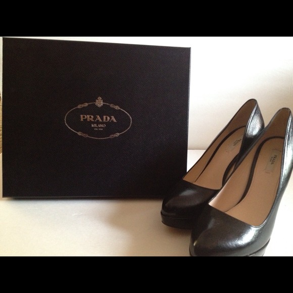 👠SOLD👠Worn once Authentic PRADA Pumps size 10