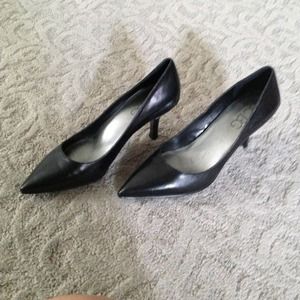 BCBG black mid heel pump