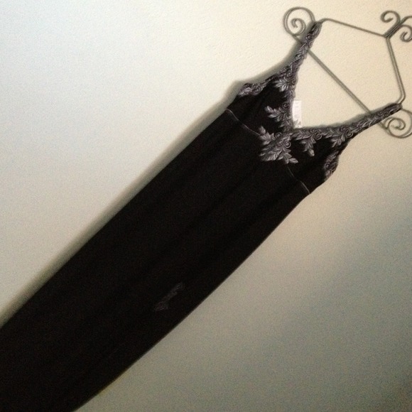 Black/silver embroidery nightgown