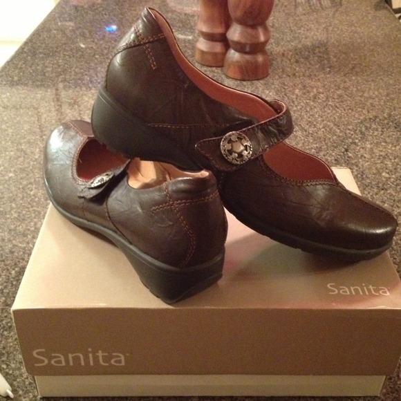 Sold in bundle with two other pair
