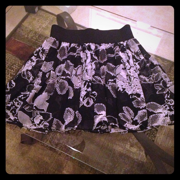 ✂PRICE CUT✂ Very cute express skirt