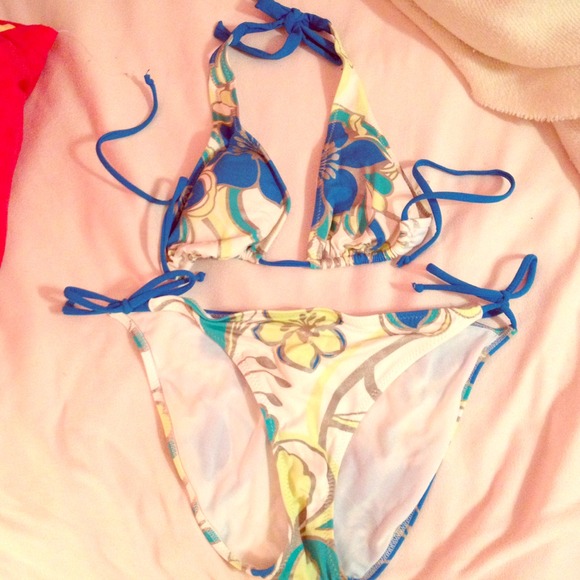 BUNDLE bikini bottom and top. NEVER WORN - Picture 1 of 3