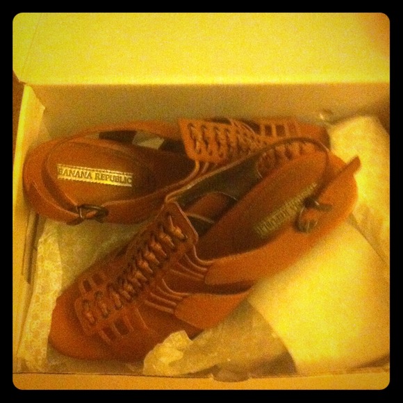 Banana Republics caramel color sandals