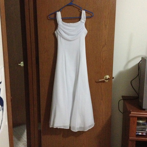 White formal dress. DRESS SIZE IN LITTLE GIRLS.