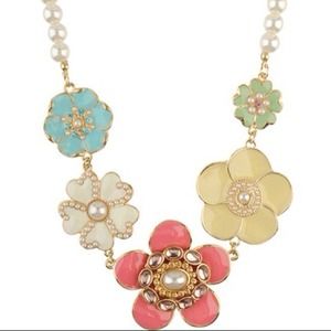 Spring time pearl flower necklace 🆕