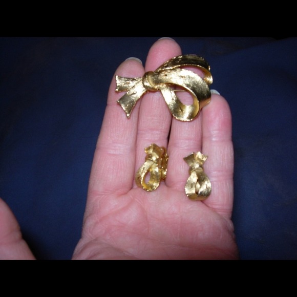Vintage Jonette Jewelry Bow Brooch & Clip Earrings