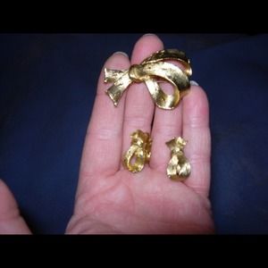 Vintage Jonette Jewelry Bow Brooch & Clip Earrings