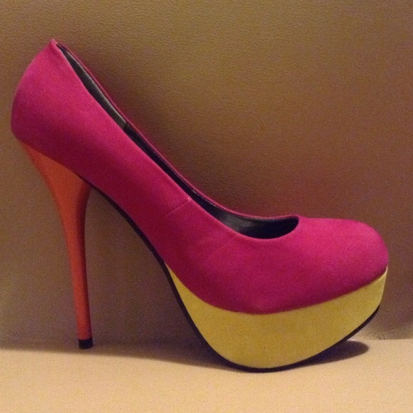 Never worn size 7 only
