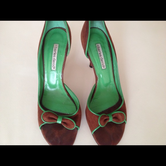 Charles David suede bow pumps brown/green preowned