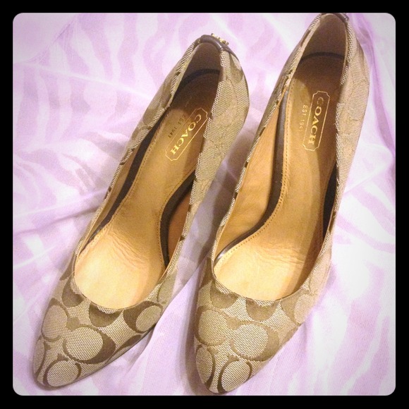 👠👠 Authentic coach pump(price drop)