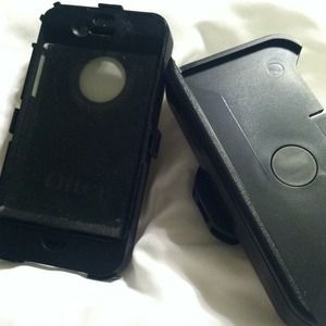 Black hard case and belt clip for otter box.