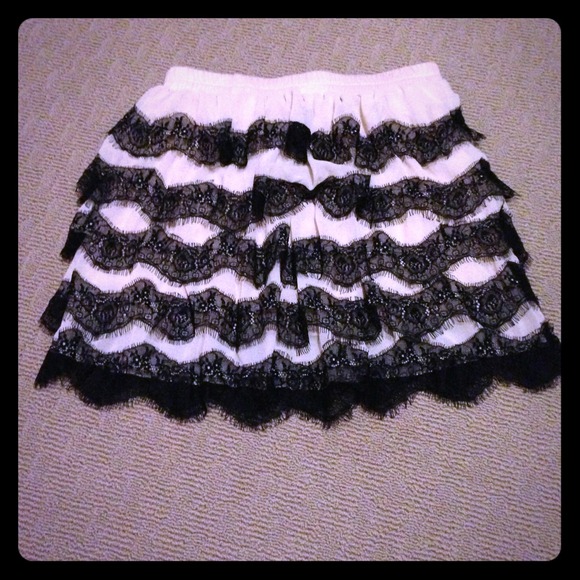 💥SALE💥 Beautiful TFNC London Skirt from LF NWT!