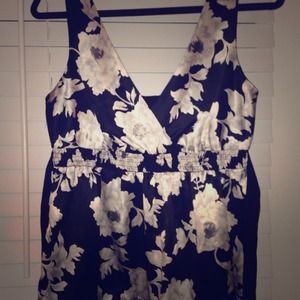 ✨Lovely White House Black Market Floral Top✨