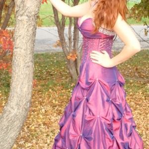 Beautiful Prom/Pageant dress. Corset beaded top.