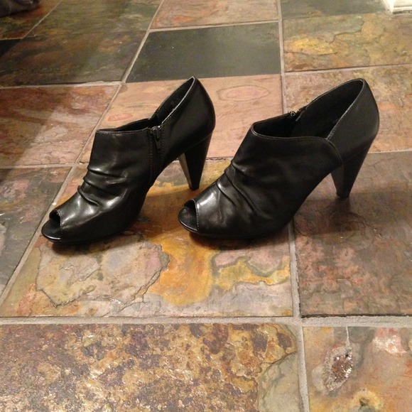 Unique Mudd booties - black - size 9