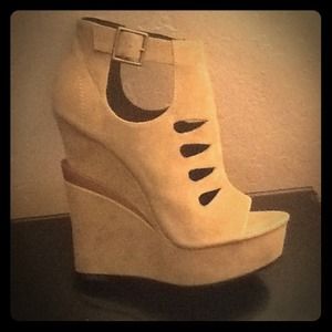 Micheal antonio taupe sz 8 wedge $85.00