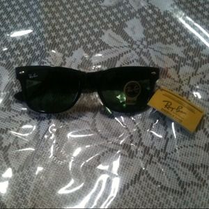 Ray Ban Wayfarer black frame green lenses