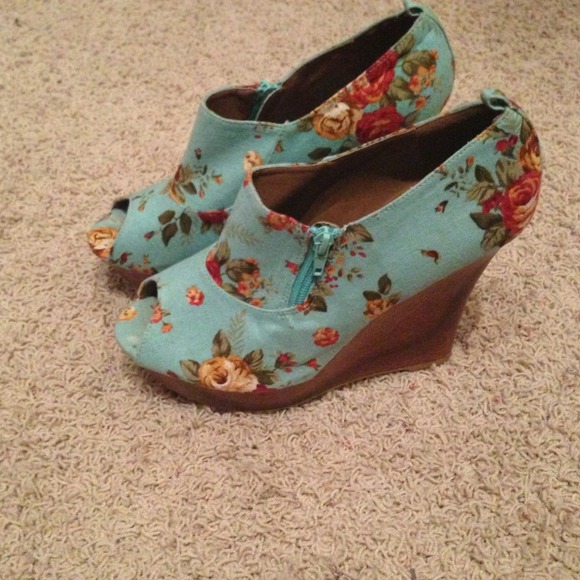Turquoise/floral wedges