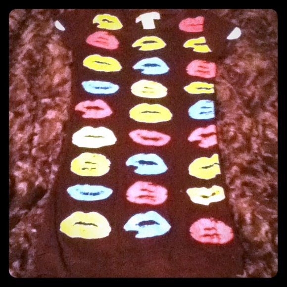 New era couture lipstick kisses shirt