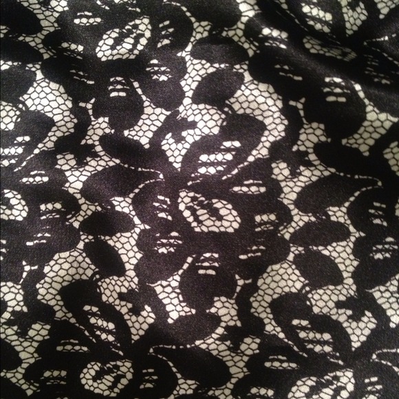 Lace pattern dress - Picture 2 of 3