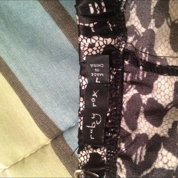 Lace pattern dress - Picture 3 of 3