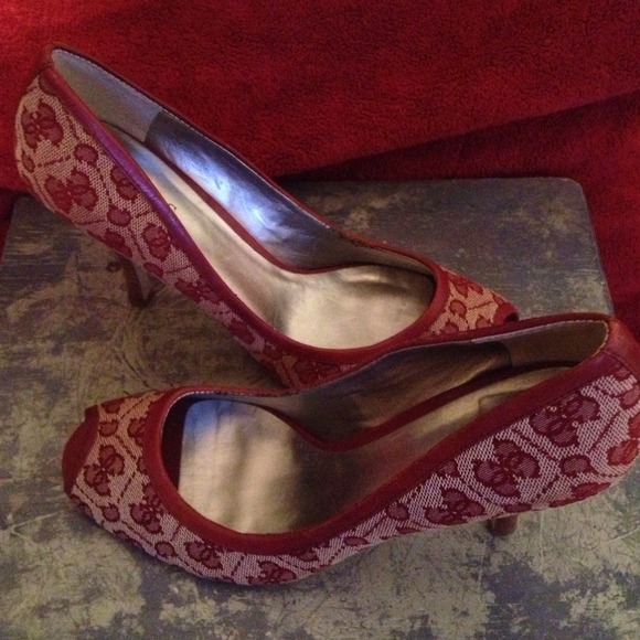 Guess - Picture 2 of 4