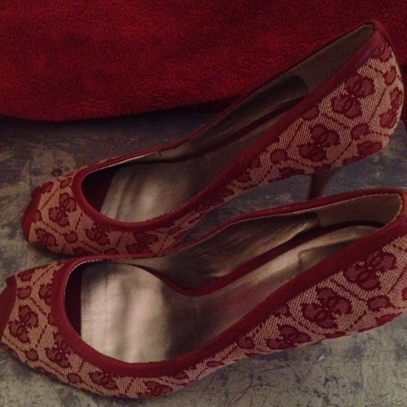 Guess - Picture 3 of 4