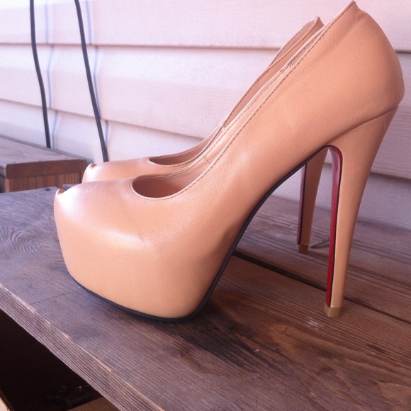 Cocealed platform heels, pumps